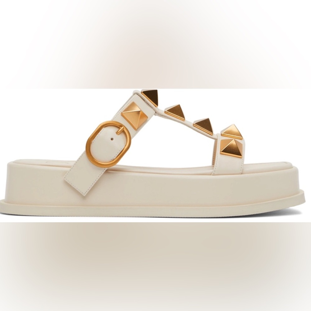 ❤️❤️ VALENTINO GARAVANI
ROMAN STUD FLAT SANDAL size 6.5❤️❤️